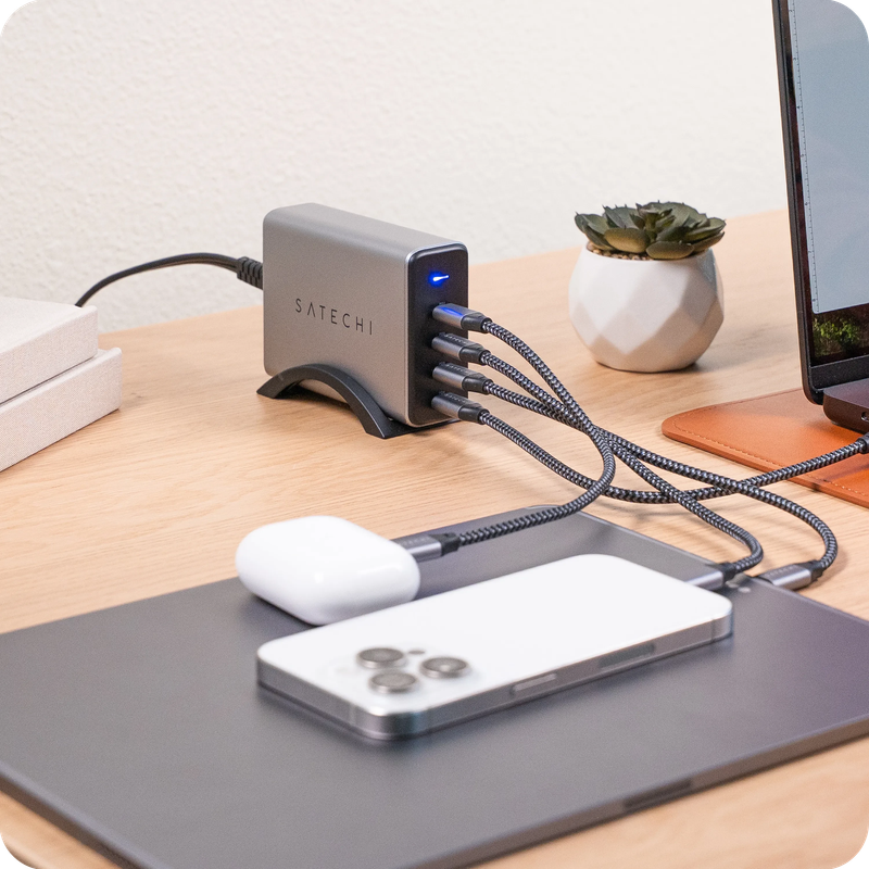 Cargador de escritorio Satechi 165W GaN con su base y cable de poder.