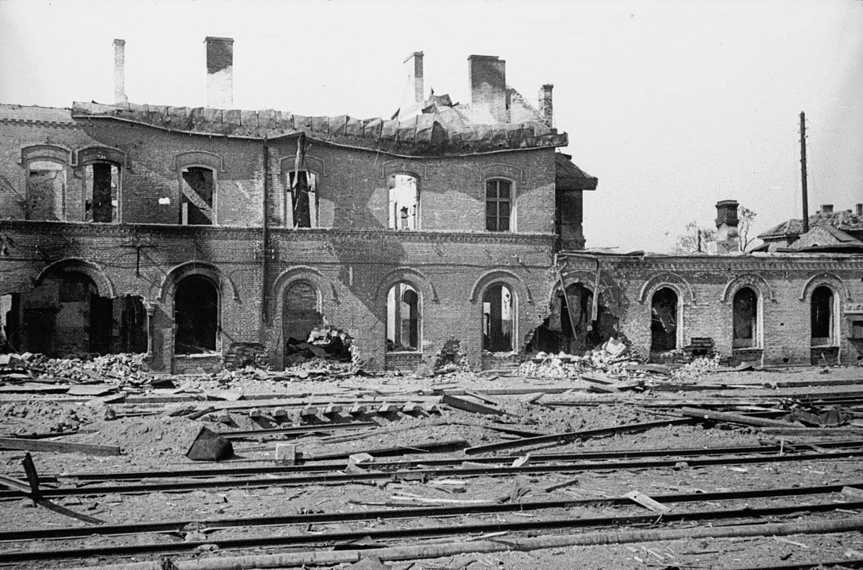 Zerstörtes Bahnhofsgebäude, Polozk, Juli 1944