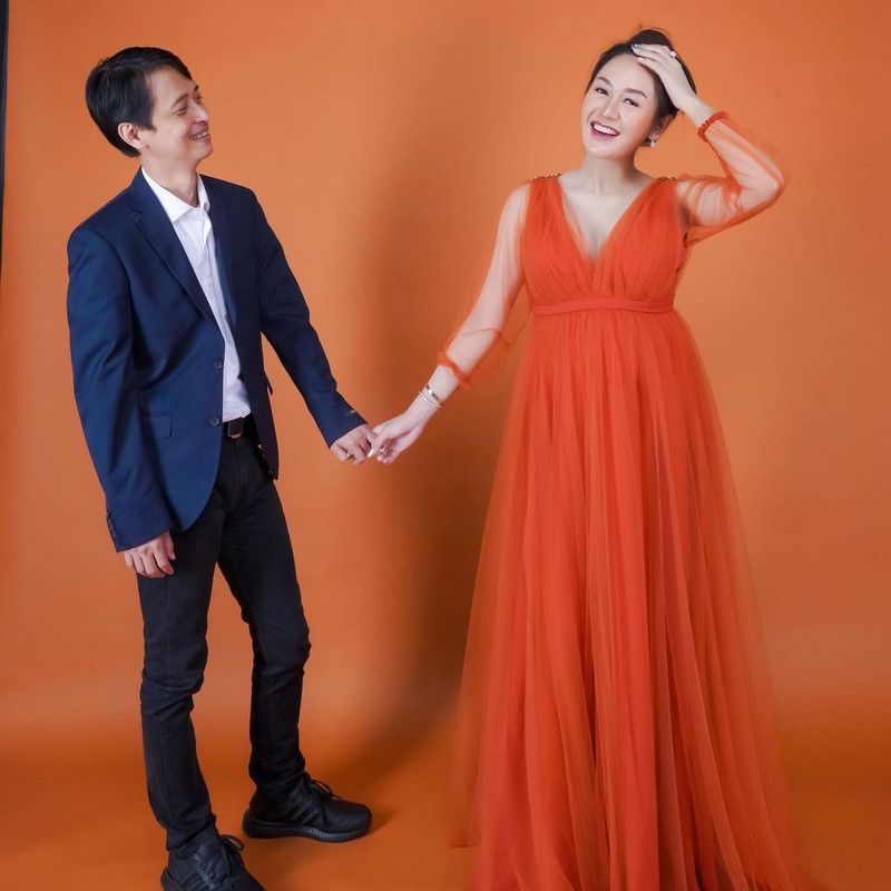 Rizuka Amor membagikan foto kehamilan pertamanya bersama sang suami Handiyana. 