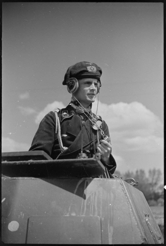 Durant la bataille de Gembloux, un chef de char Panzer II de la 4e division blindée allemande (4.Pan