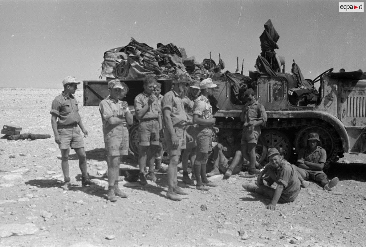L'équipage d'une pièce de DCA de 8,8 cm FlaK ayant pris place dans le semi-chenillé Sd.kfz-8 qui tra