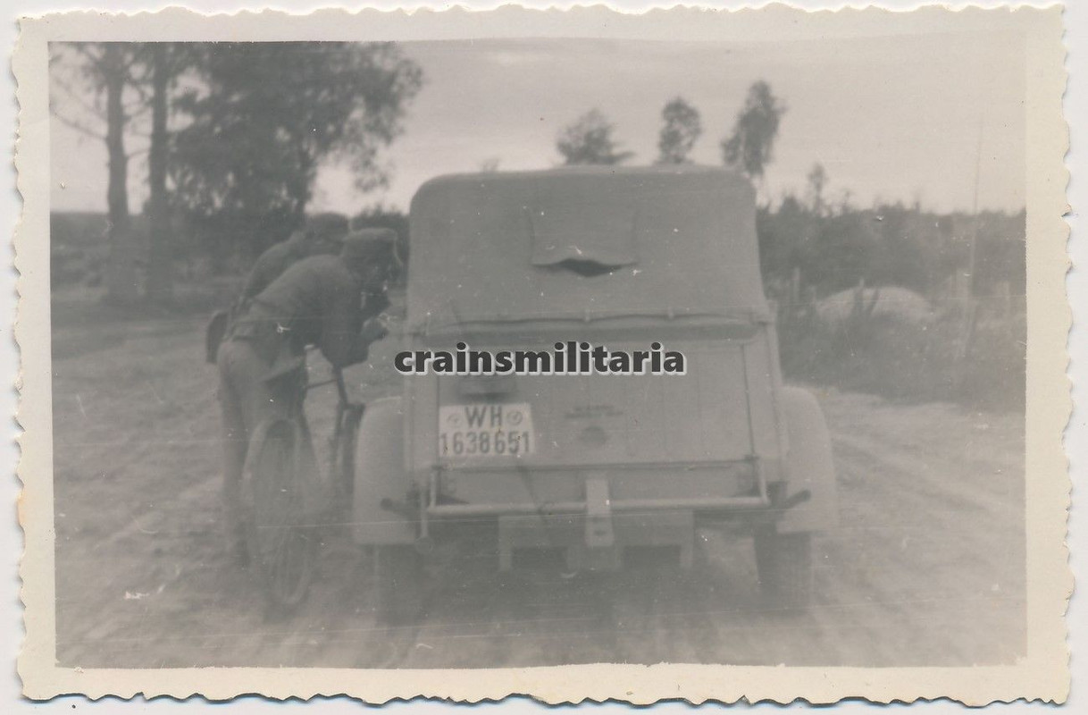 Foto Soldaten mit Volkswagen Kübelwagen Typ 82 P