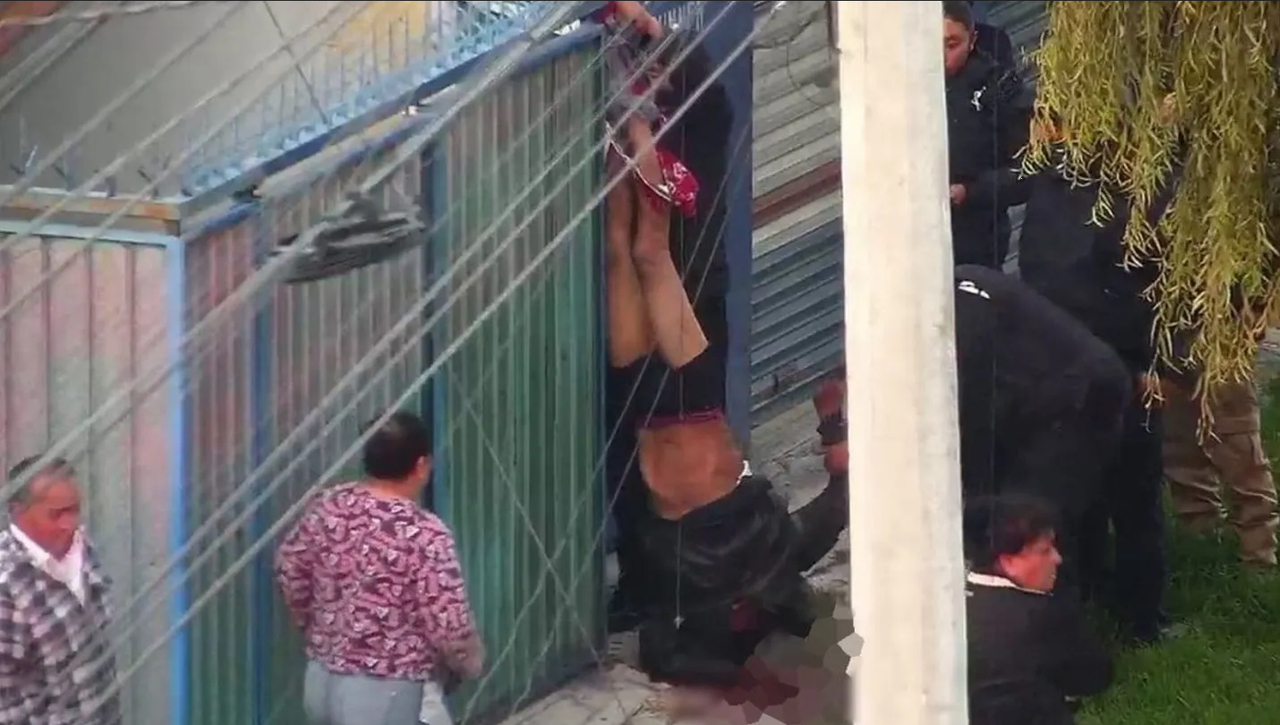 Ladrón queda de cabeza al entrar a una casa en Metepec y los vecinos lo linchan