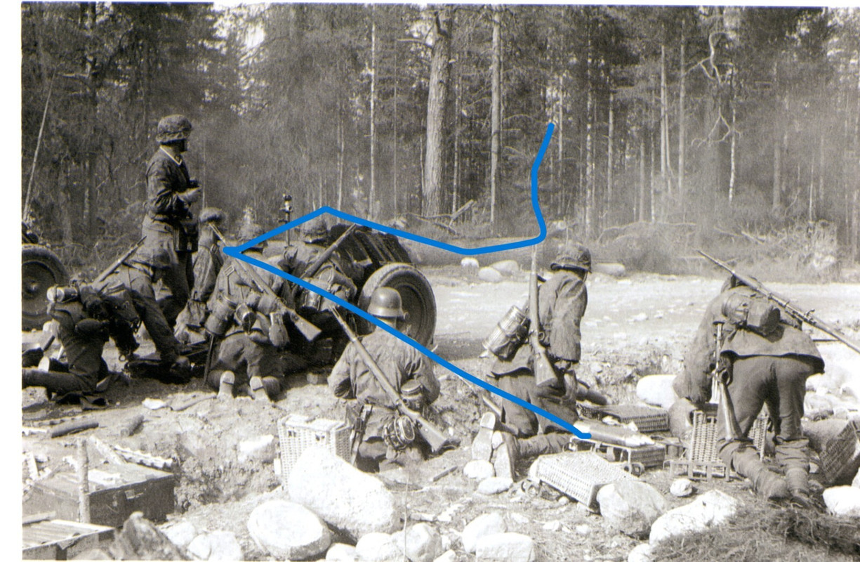 Foto Wehrmacht Soldaten in Tarn mit Geschütz in der Nord Ostfront (2)