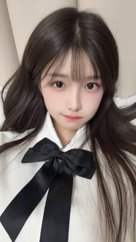 成年女性模特兒長髮瀏海搭配白色襯衫與黑色蝴蝶結造型