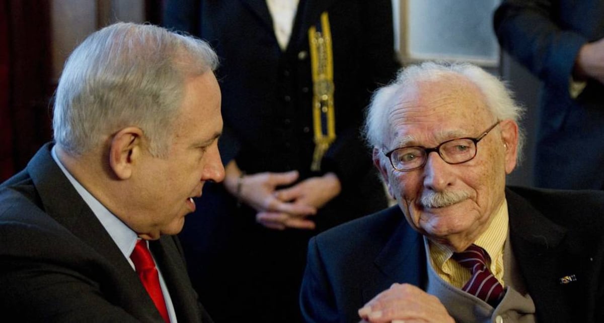 Johan Van Hulst, junto al primer ministro israelí, Benjamín Netanyahu, en La Haya en 2012. REUTERS