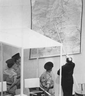 El acusado Adolf Eichmann identifica la ciudad de Danzig en un mapa durante su proceso