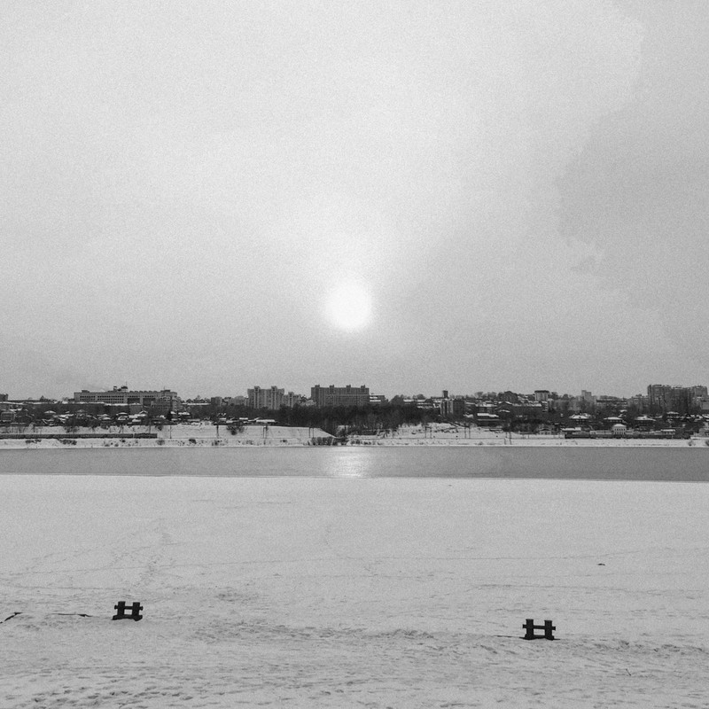 Туманное солнце над холодной рекой