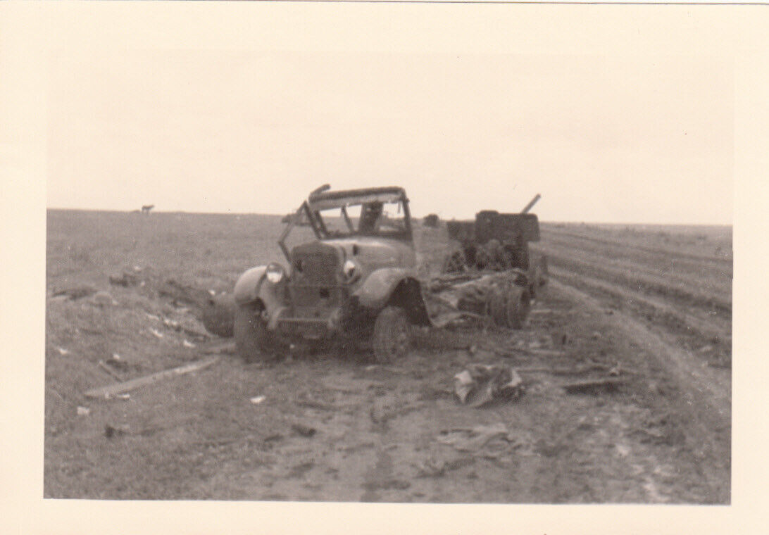 Zerstörter LKW mit Kanone  Geschütz nach schwerem Gefecht in Rußland – Foto