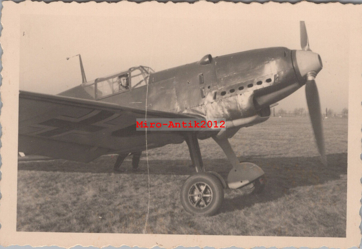 Foto, Pilot Hans Tilly, Jagdfliegerschule Werneuchen, Me 109 Nr. 14, 01 (N)50838