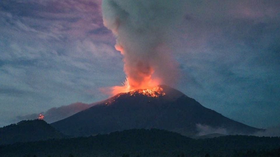 Leyenda dice que el Popocatépetl e Iztaccíhuatl van a 'despertar'; Mhoni Vidente da la fecha y hora