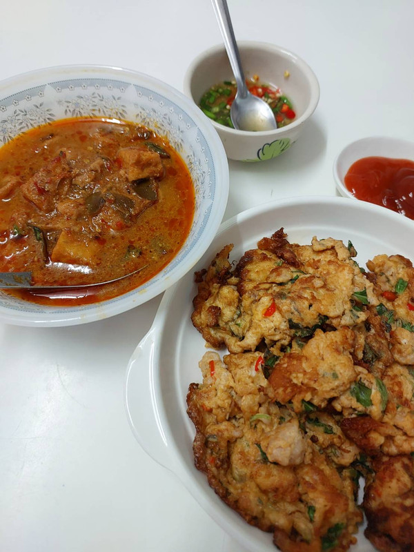 ไข่เจียวที่แม่ทำ ใส่หมู พริก แหนม ทำจากไข่เป็ด