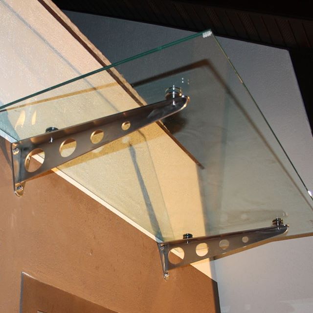 Крепление стеклянного козырька