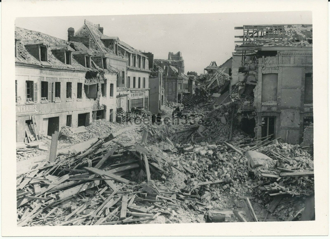 Foto Ruinen in der schwer zerstörten Stadt Rouen in Frankreich 1940ee