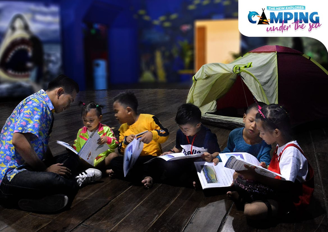 Pengunjung anak-anak yang sedang mengikuti kegiatan kemping seru di Seaworld.