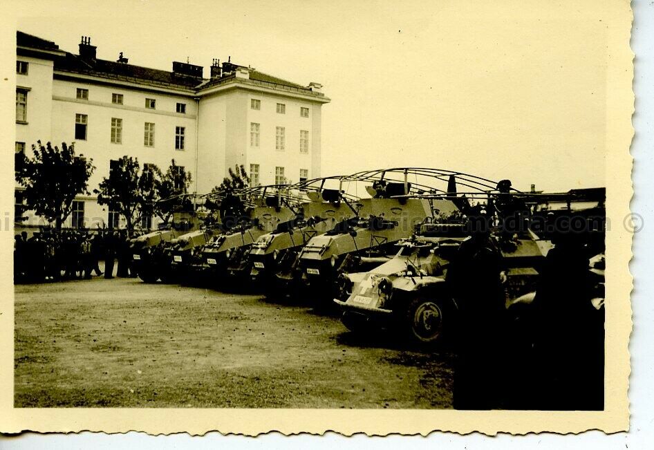 Fotos- PZ RGT 3 PANZERSPÄHWAGEN IN KASERNE WIEN 1939