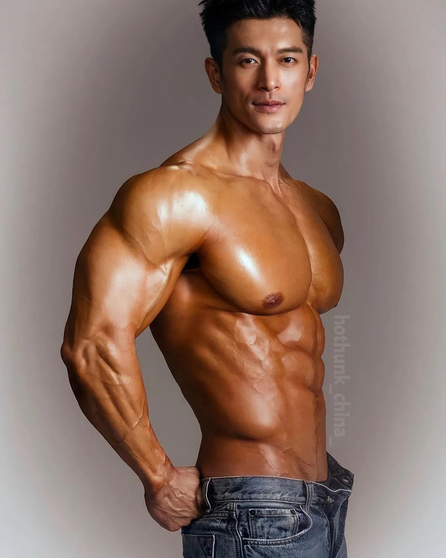 Photo by Chinese hunks 全球華男 on November 15, 2023. May be an image of one or more people, biceps and 