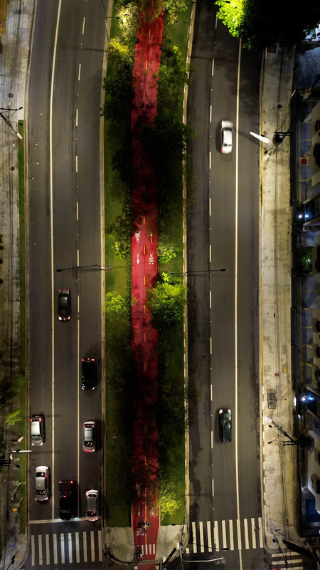 Faixa informativa instalada na Avenida Dom Pedro I alertando sobre o novo limite de velocidade de 50 km/h
