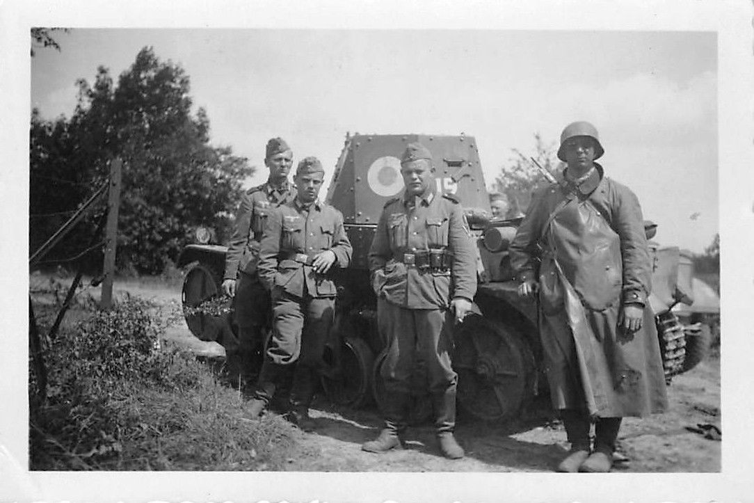 Kradmelder vor französische Panzer AMR 33 Vimy -