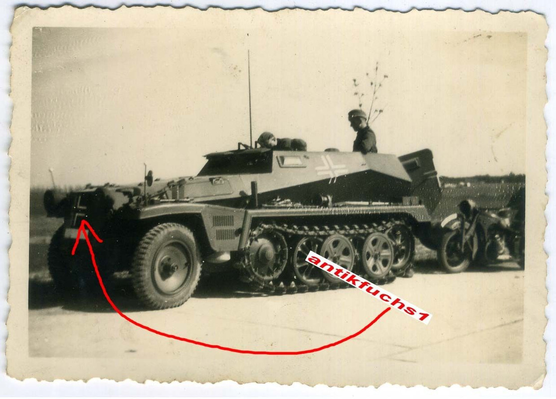Deut. Schützen-Panzer mit Kreuz vorne  bei Front