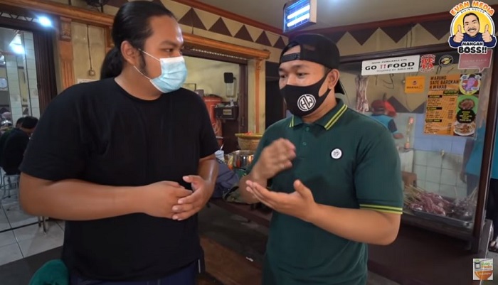 Iqbal, selaku pemilik Sate Barokah Bang H. Wahab saat menjelaskan keunikan sate kambing miliknya.