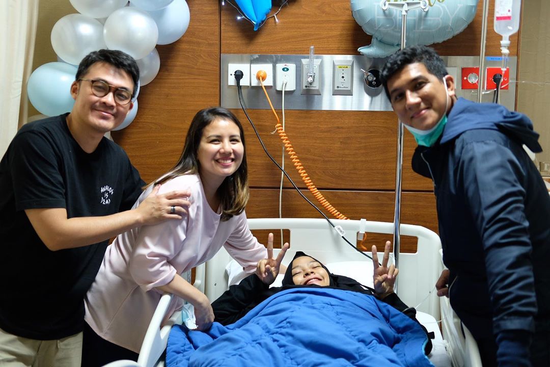 Aktris Tya Ariestya bersama suaminya menjenguk Tantri Kotak setelah melahirkan anak keduanya.