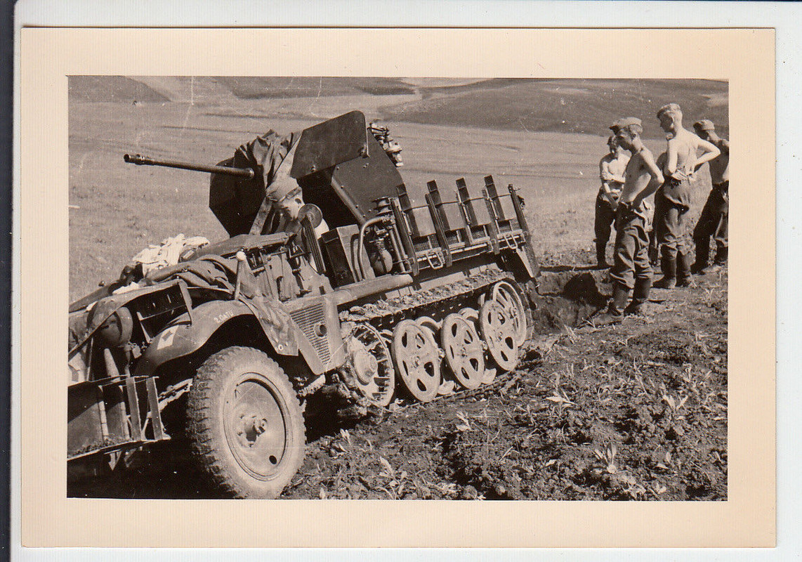 Halbkettenfahrzeug mit FLAK Geschütz -