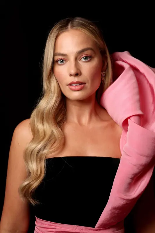 https://i.postimg.cc/xCywh1fD/margot-robbie-sag-aawards-photoshoots-february-2024-2.webp