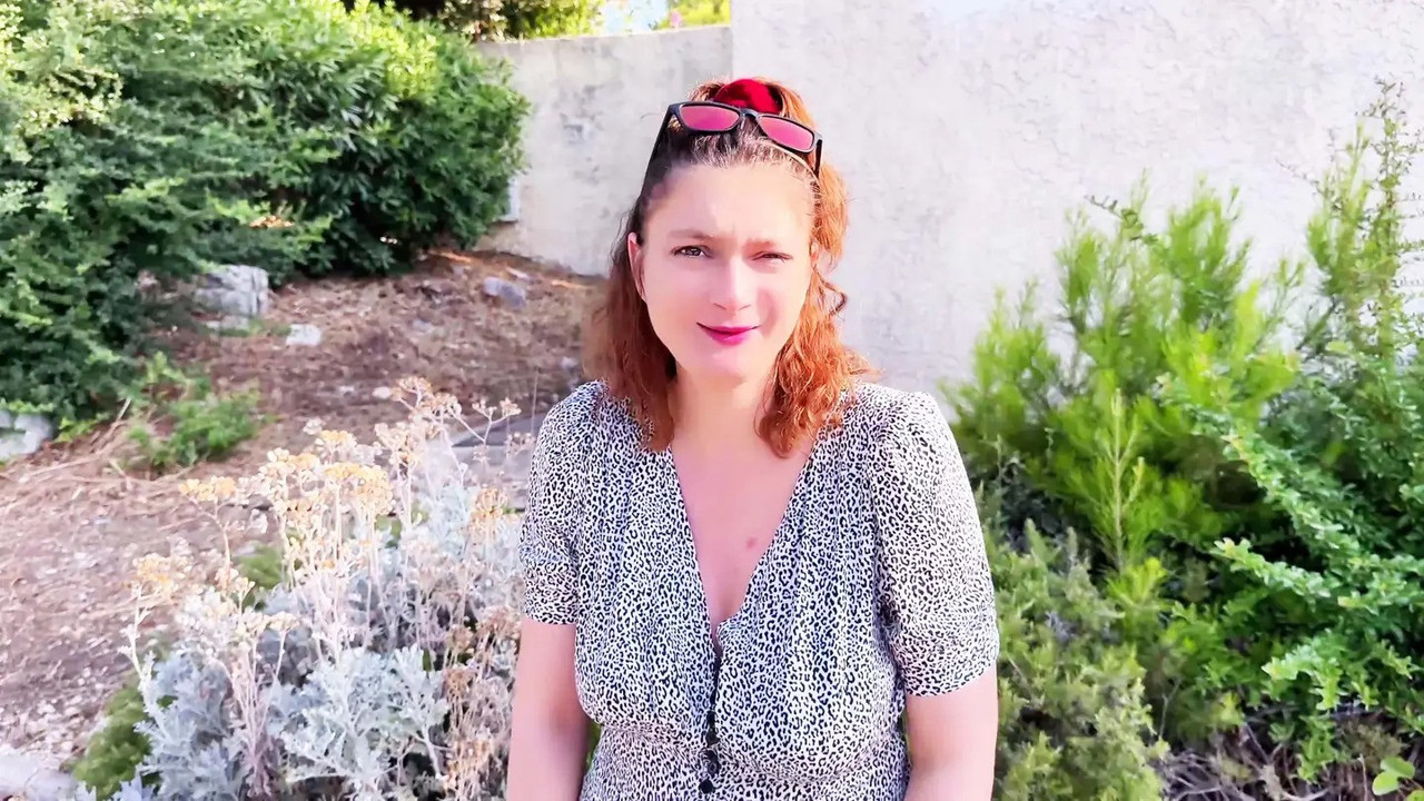 JacquieEtMichelTV 24 10 08 Charlotte wasnt about to let her stallion sleep