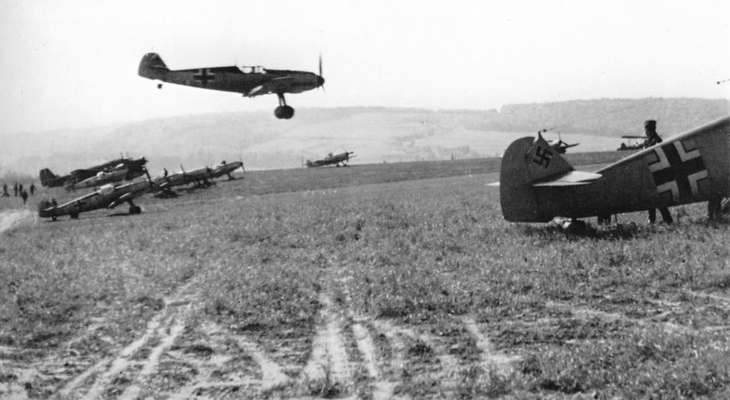 Un Bf 109 se dispone a aterrizar en un campo de aviación