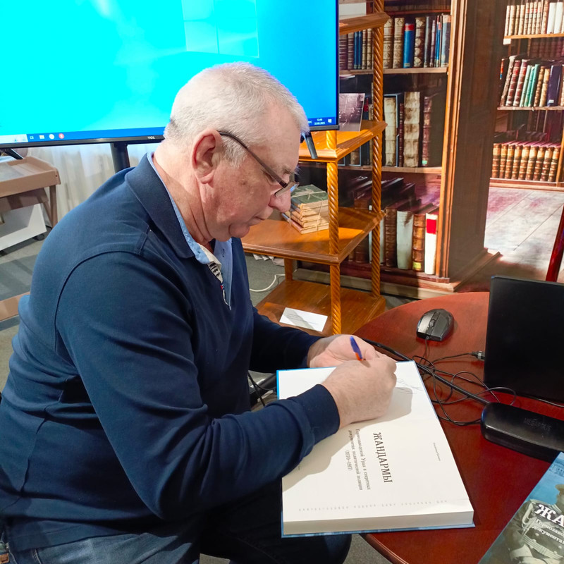 Писатель и краевед В.В. Кашин раздает автографы родоведам и подписывает свои недавно опубликованные 