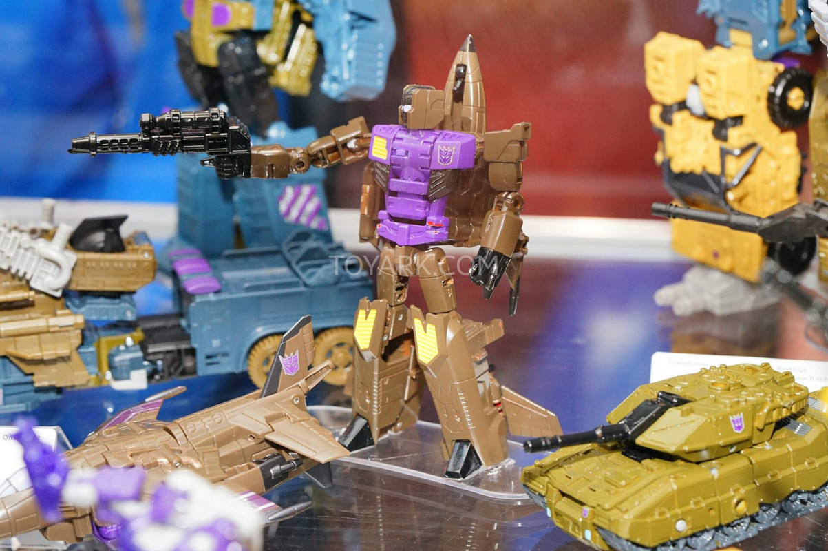 SDCC2015-Hasbro-Transformers-Combiner-Wars-033