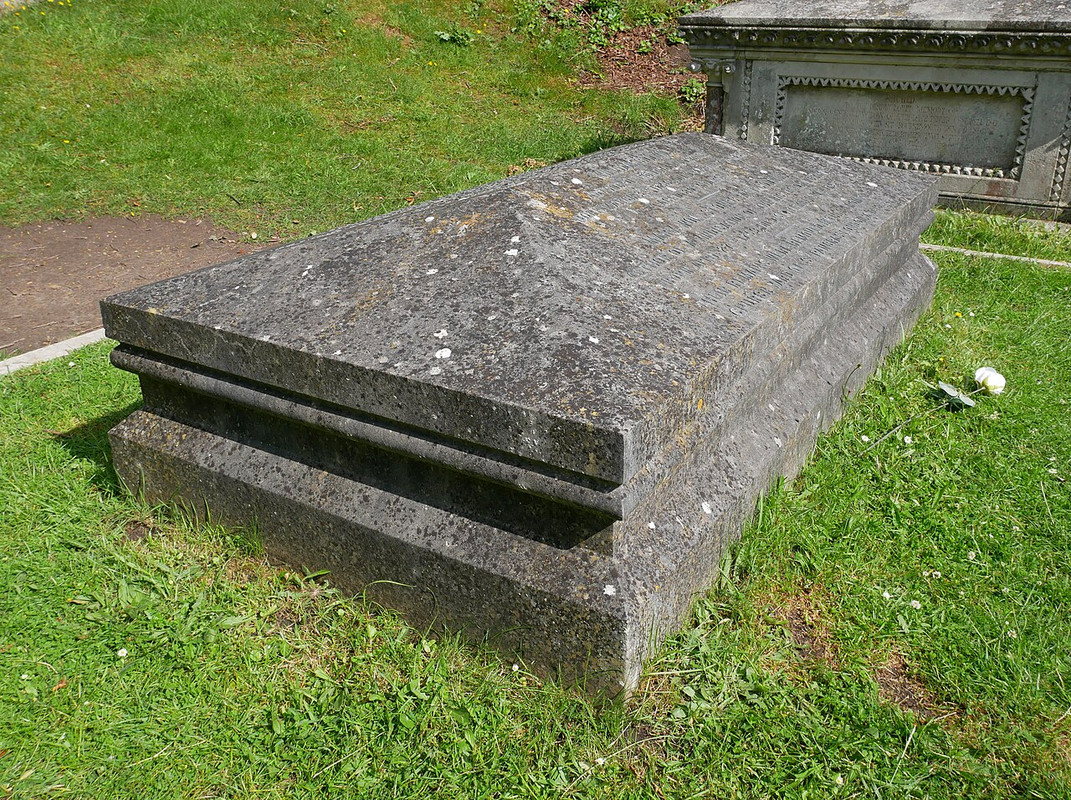 Shelley_Tomb_outside_the_Church_of_Saint_Peter,_Bournemouth_(02)