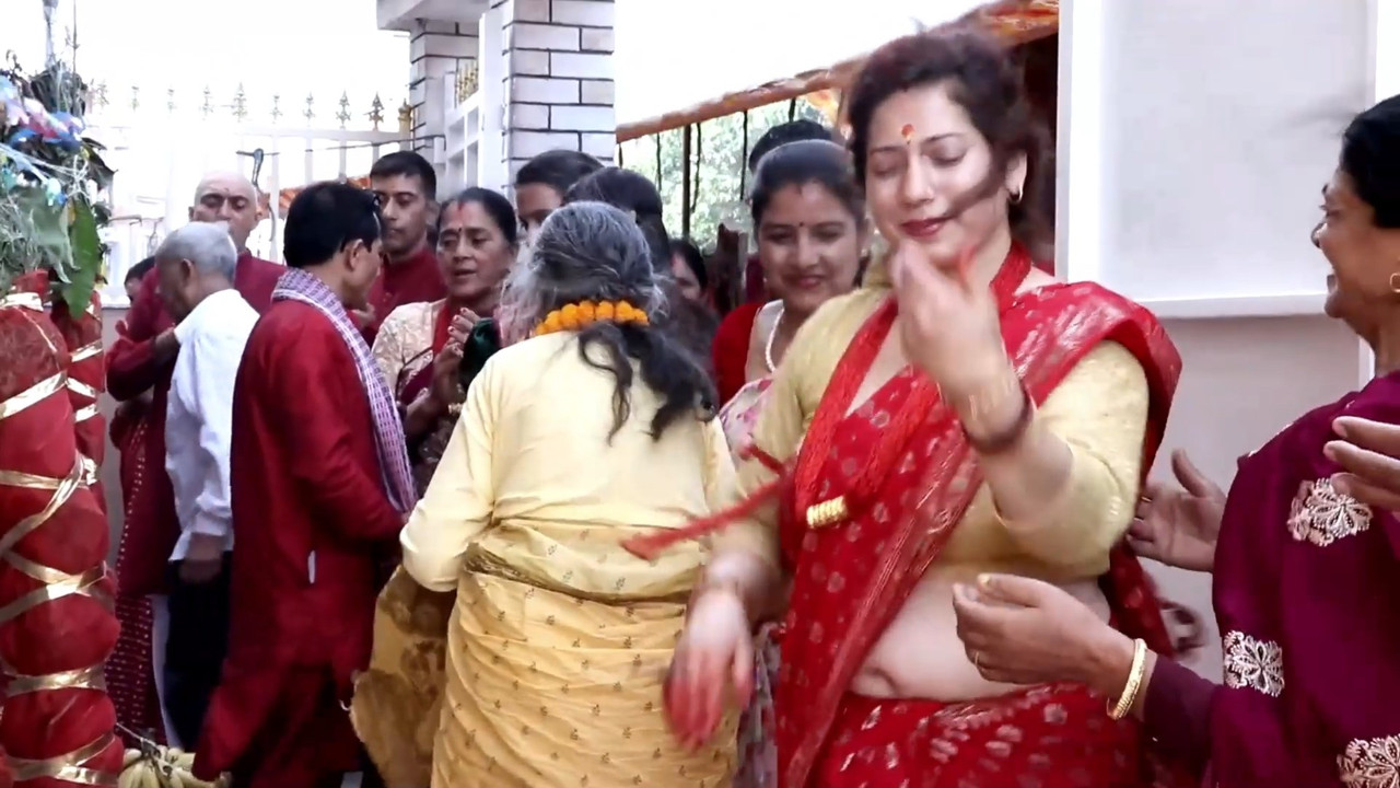 Chubby Nepali Aunty Sexy Round Boobs,Deep Navel in red saree.mp4_snapshot_01.34.113