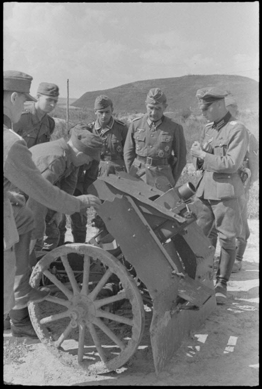 Instruction de fantassins sur une pièce de 7,5 cm leichtes Infanteriegeschütz 18 avec la présence du