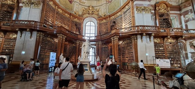 Viena: La ciudad de la música, de las artes y de los sueños - Blogs de Austria - Dia 1: Museo Sisí, biblioteca nacional, Opera y Free tour (17)