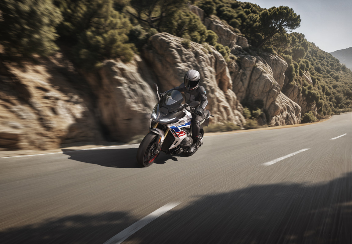 P90596237_highRes_the-new-bmw-r-1300-r