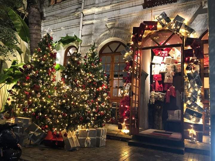 Mê mẩn 8 QUÁN CAFE DECOR GIÁNG SINH siêu lộng lẫy ở Hà Nội cho các tín đồ sống ảo - ảnh 17 me man 8 quan cafe decor giang sinh sieu long lay o ha noi cho cac tin do song ao - anh 17