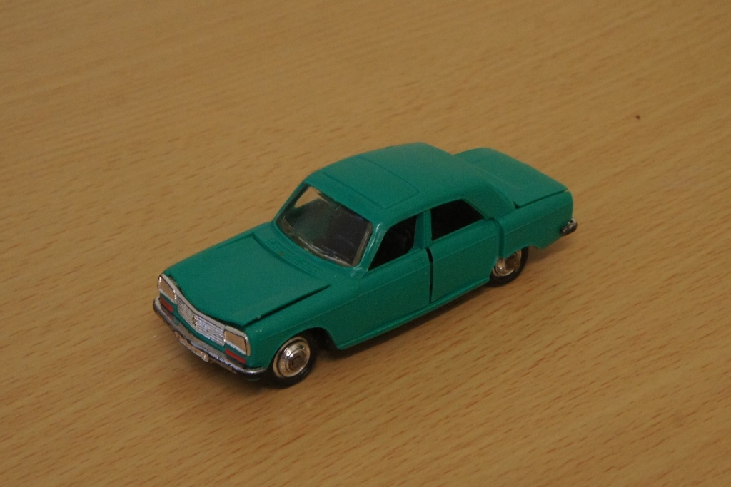 Le charme déformé des miniatures de Norev junkmanois - Page 5 Peugeot-304-1