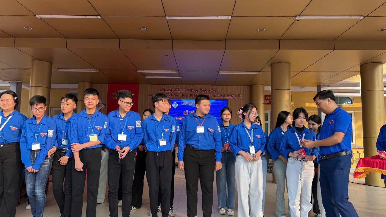 Lễ kết nạp đoàn viên mới & phát động ủng hộ đồng bào lũ lụt