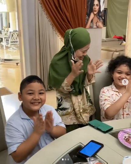 Reaksi menggemaskan Kellen dan Amora saat menyaksikan Krisdayanti menyanyikan lagu milik Didi Kempot