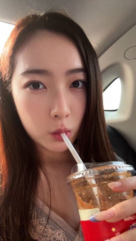 X2去年中的时候在soul认识的女律师，开始聊的挺好是往谈恋爱那面发展的，结果见面约了炮以后发现她太偏m了，第一次在酒店y的时候一直喊着让我内射让我叫她母狗，到现在也调教快1年了，吞精内射双飞都玩过了