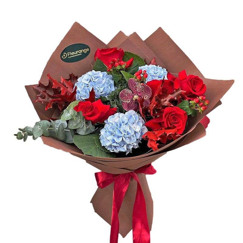 Buchet Hortensii Albastre si Trandafiri Rosii