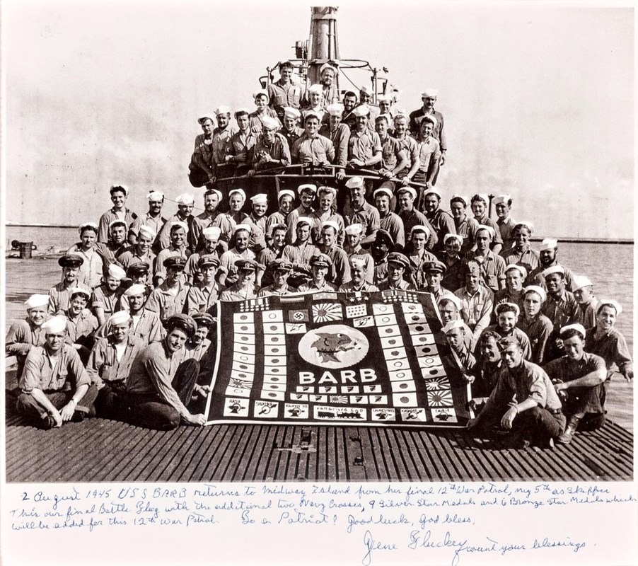 Toda la tripulación del USS Barb, con su bandera de combate, al comienzo de la Décima Patrulla Toda la tripulación del USS Barb, con su bandera de combate, al comienzo de la Décima Patrulla