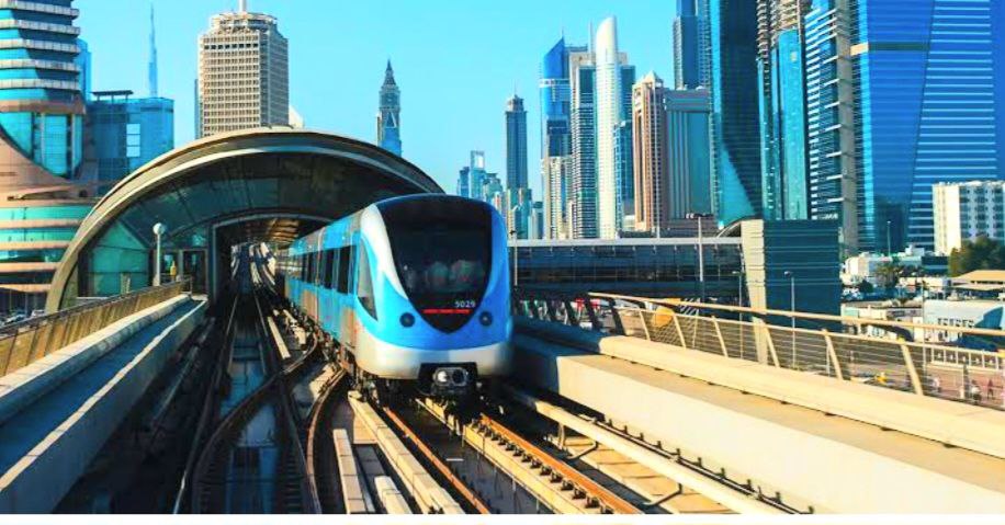 مترو دبي المتطور على مقربة من الفندق، يسهل التنقل بين معالم المدينة بكل سهولة وسرعة.