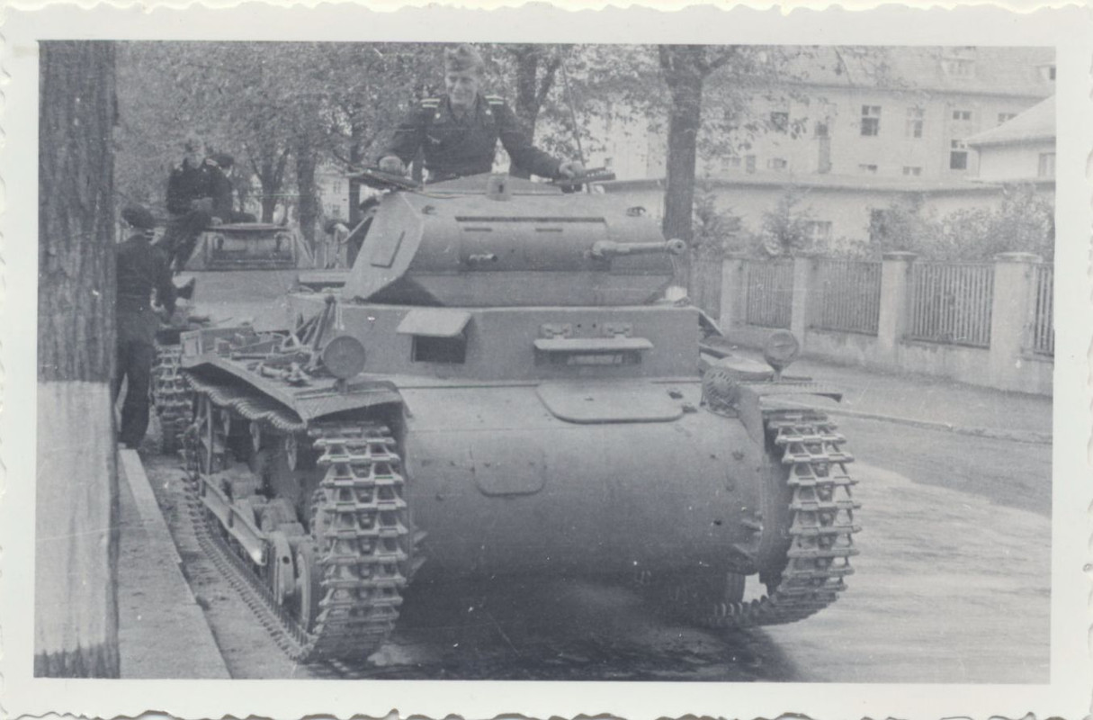 KAMERADEN VORMARSCH MIT PANZER FRANKREICH 2WK-2