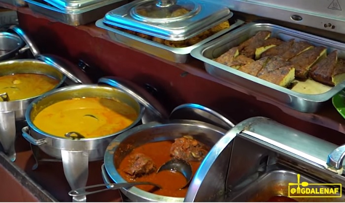 Deretan menu di Warung Nasi Padang Dibao Untuang.