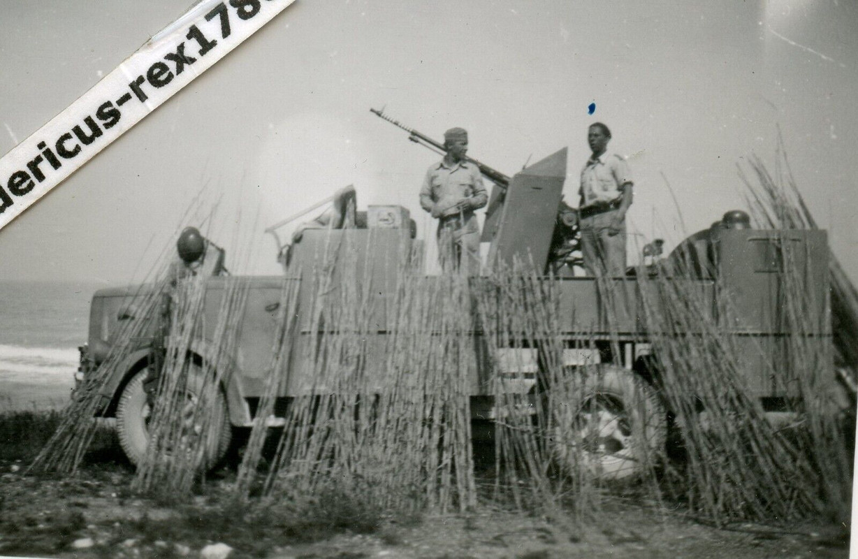 Foto WH Italien PKW LKW mit Sonderaufbau Küsten Flak Flugabwehr Bandenkampf