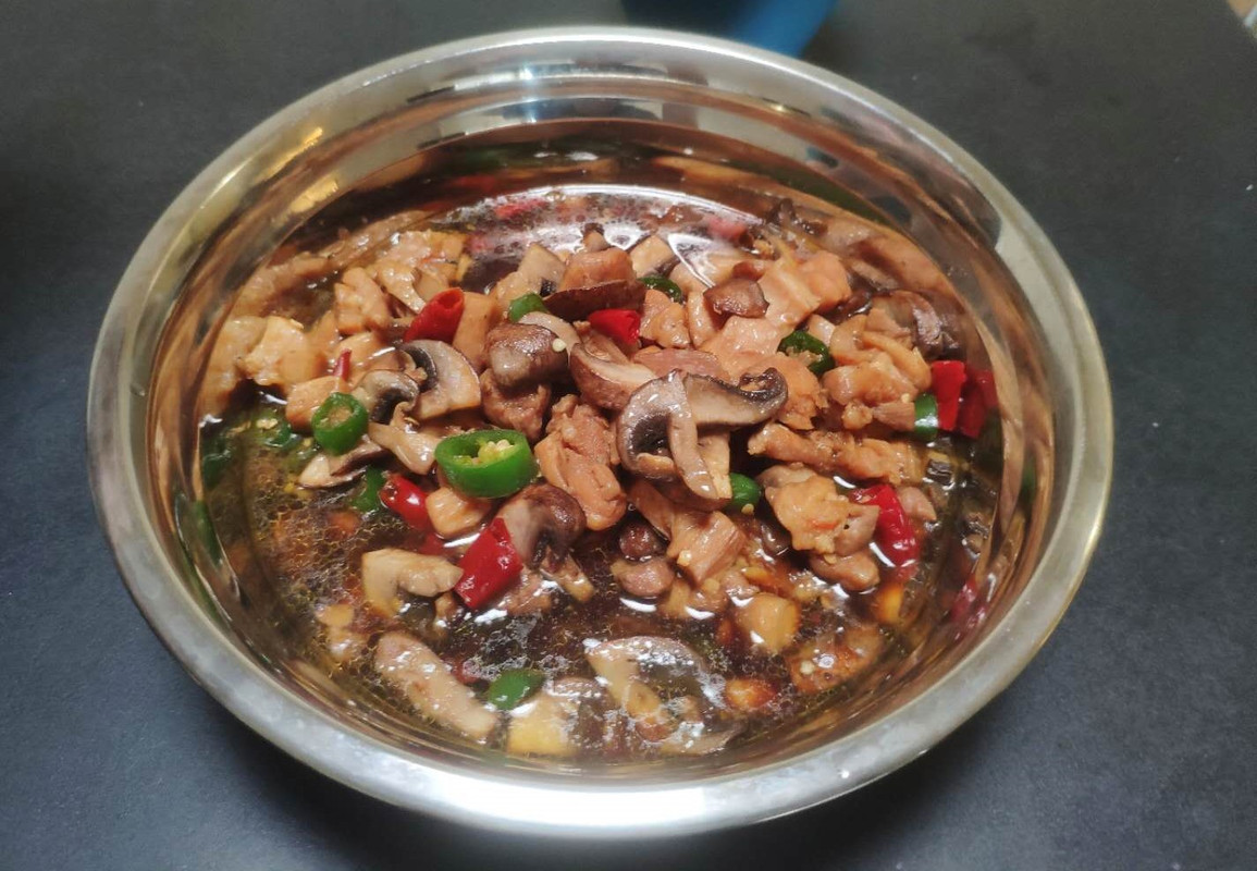 Braised Chicken and Rice (黄焖鸡米饭)