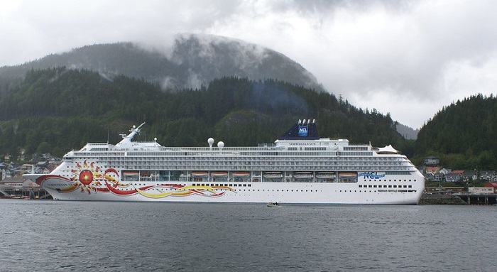 Norwegian Sun, kapal yang dioperasikan oleh Norwegian Cruise Line, melayani plelayaran dengan jalur melintasi Alaska.